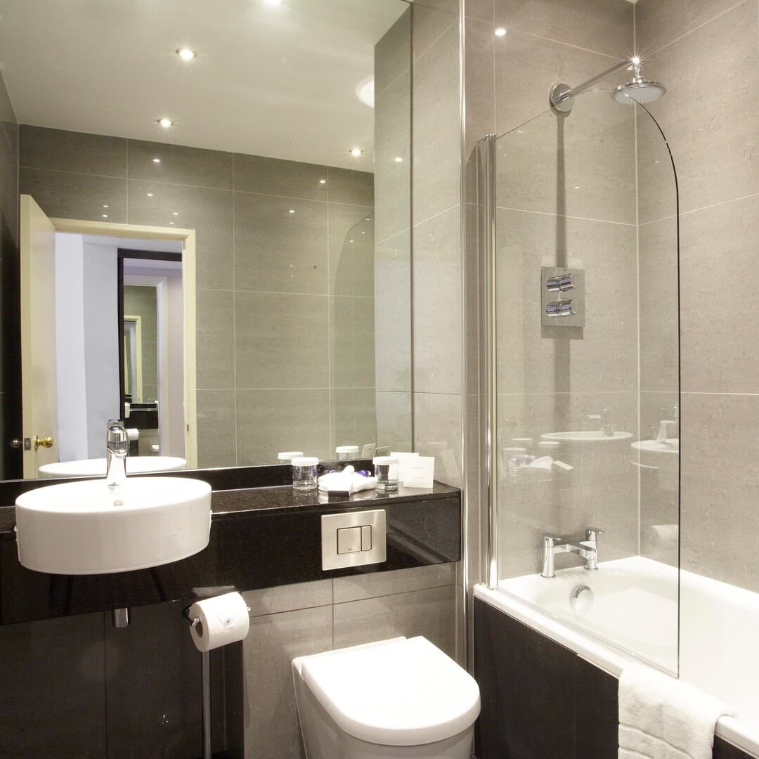 Manor House Hotel Bathroom
